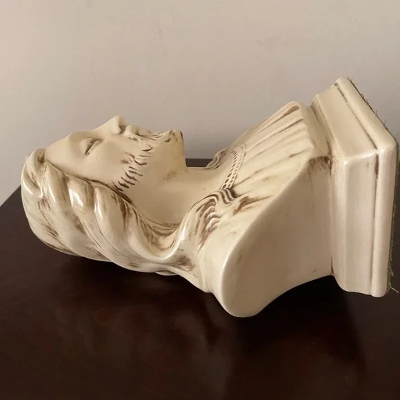 Cream Ceramic Busts of Jesus and Mary - Picture 8 of 10